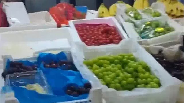 女子菜市场买水果，老板开出坏的榴莲让她必须买市场上的人来评理都不让步