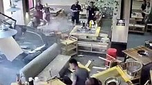 一家餐厅内监控拍到，一辆私家车突然直接冲进餐厅