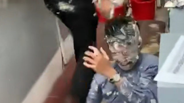 高三学生即将迎来毕业，老师将蛋糕抹同学全脸后 撒腿就跑