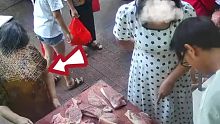 老人趁店主不注意“顺走”猪肉，店主发现后追出去将其抓回