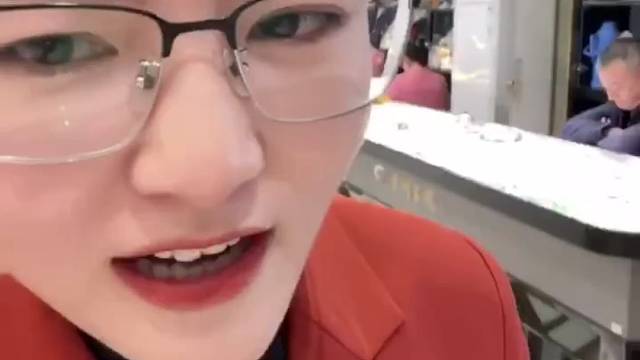 翡翠女王刘晓庆的手镯，据说价值过亿，你不想看看什么样嘛？#珠宝首饰#翡翠手镯