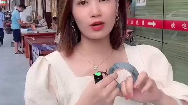 出来翡翠毛料市场收了一条180000的高冰飘花特色镯，料子很厚庄，拿着有的手抖。#翡翠手镯#翡翠