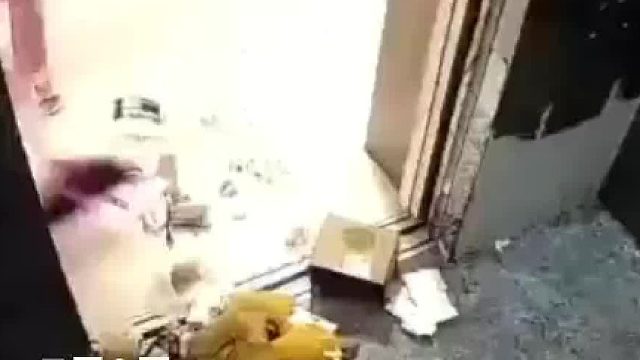 女子将垃圾扫入电梯再到其他楼层扫出