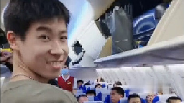 弟弟坐飞机偶遇执勤的姐姐，一个劲偷笑