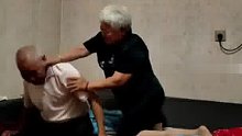 老两口拌嘴吵架，大爷专打空气，不忍动手