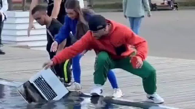 外国人直接把人家电脑扔水里面了（整蛊