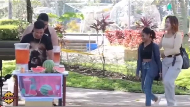 俩姐妹喝果汁跟吃便便一般表情