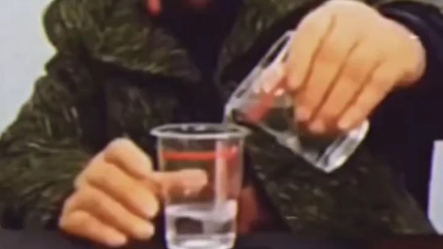 特发性震颤患者应该避免摄入过多的咖啡因和酒精，这些物质会加重症状。