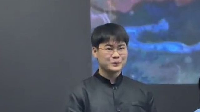 当你在台上朗读时，看了你台下的好朋友…..场面一度失控