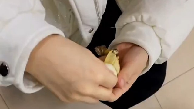 特发性震颤患者通常会因为焦虑和紧张而加重症状，因此学习放松技巧可以帮助减轻症状。