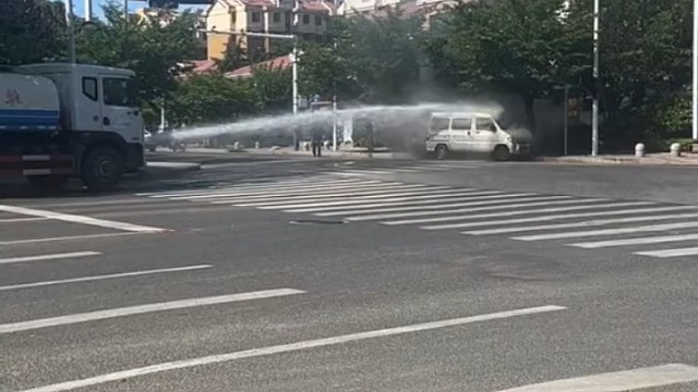 给洒水车司机点赞