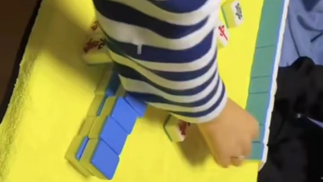 特发性震颤是一种神经系统疾病，通常会影响人的手臂、手腕、腿部和下巴等部位，引起不自主的震颤。