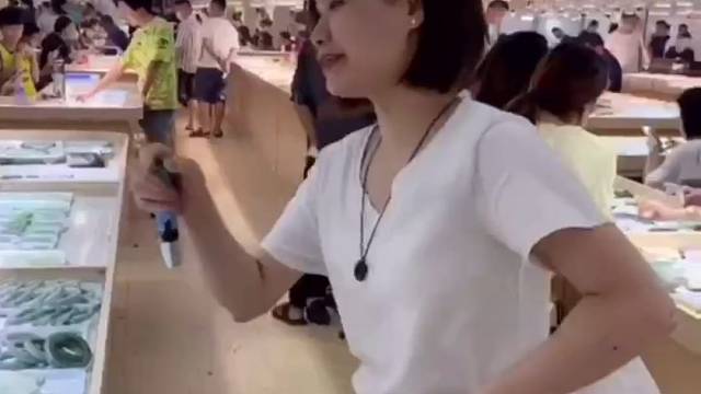 出来翡翠毛料市场搜罗了一批新手镯胚，水头饱满还带胶感的飘花辣绿特色镯，起货好水润哇。#翡翠#翡翠手