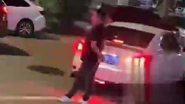 白车司机按喇叭提醒要停车，男子站车位旁未让，结果白车撞完就跑
