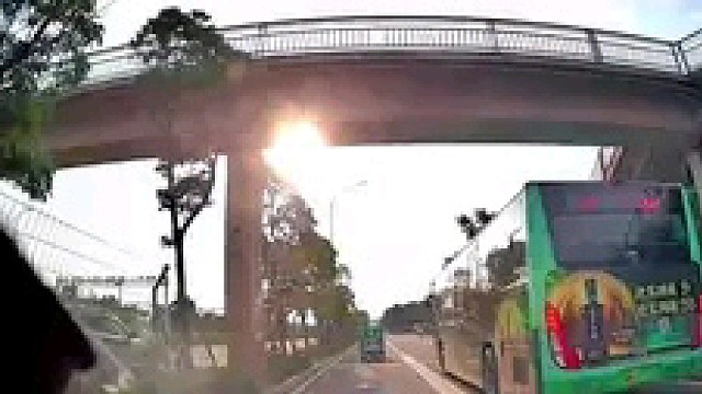 电动车变道全责