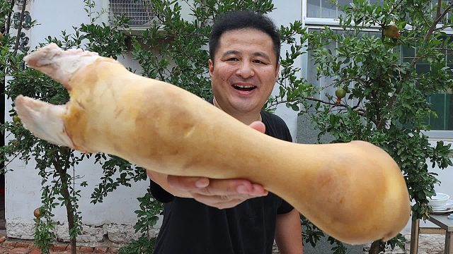 60元买一个大牛蹄，做个“酱牛蹄”，一口下去满满胶原蛋白，过瘾