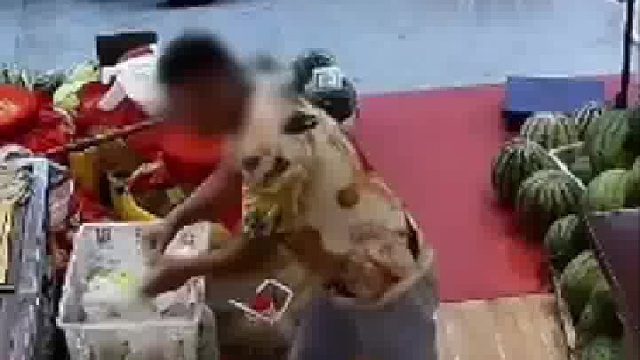 男子进店盗窃发现监控，随后拿一塑料袋套在头上