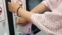 女子手挡轻轨车门被夹，乘客安慰：马上就到下一站了！
