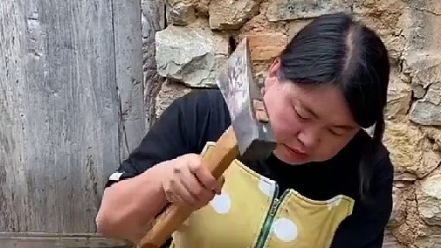 这块树桩要腐烂了，刚好给老公做点下饭菜！