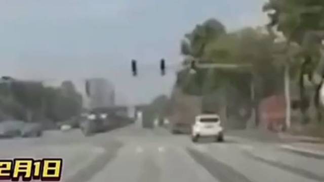 对面四辆车车主把方向盘都要捏碎了