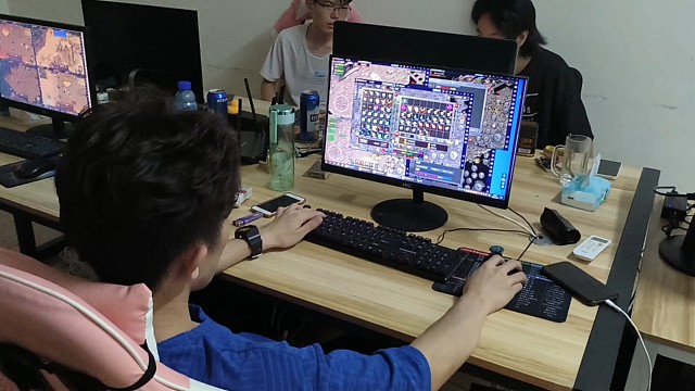 四個(gè)人五臺(tái)電腦，一個(gè)月十幾個(gè)w