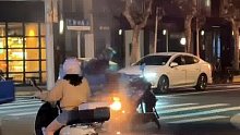 一外卖小哥用衣服灭火电动车，还好人没事