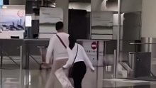 情侣机场吵架 男子怒斥女友 并将行李踢下楼