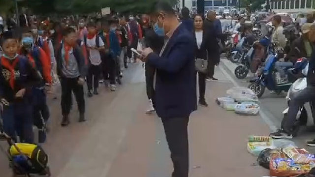 为了防止学生放学买垃圾食品，校长在路边一个个看着“有的孩子钱都付了，被校长说退钱了”