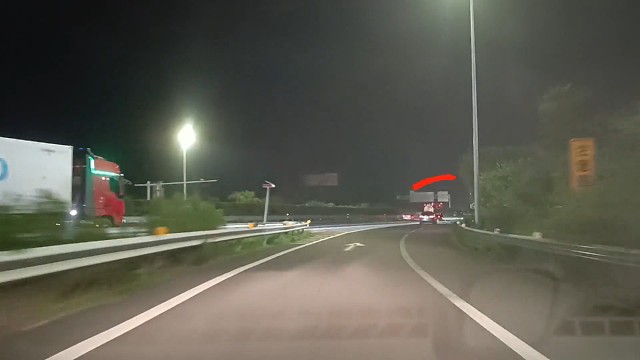 高速汇入时如果遇到前车可能停车，尽量留出车距，方便汇入之前提速