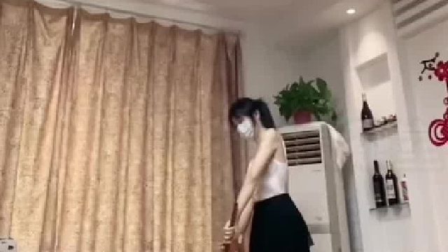 在家展示棍法，动作行云流水耍的有模有样