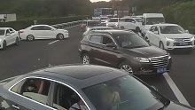 不晓得有多严重的事故堵车，小车在高速全部逆行下高速