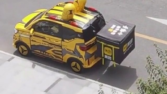 路边惊现外卖小哥新座驾
