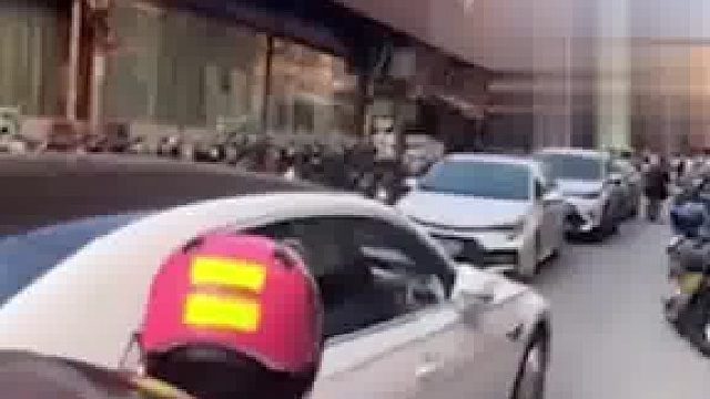 无牌宾利随意停放在路中间，路旁有明显的禁止停放标识，后面车辆堵成长龙