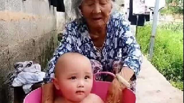 九十岁太奶奶带十个月曾孙的日常，每天给洗澡、穿衣、喂饭，带着玩耍