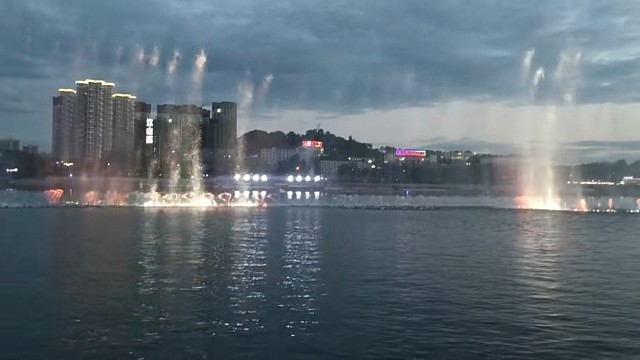 快来跳个舞吧……