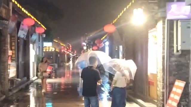 细雨不期至，
喜迎八方客；
撑伞东圈门，
转辗国庆路。
美食遍地开，
味香数条街；
无意多绯徊，
只