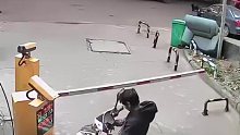 男子骑摩托车出小区，正常刷卡触发抬杆后