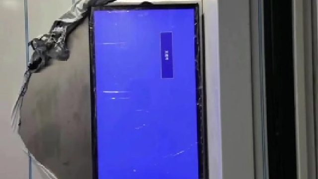 电梯维护及信息发布显示屏安装测试