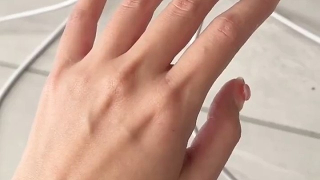 特发性震颤患者常常伴有颈肩部紧张和疼痛的情况，因此推拿按摩可以帮助放松肌肉，缓解症状。