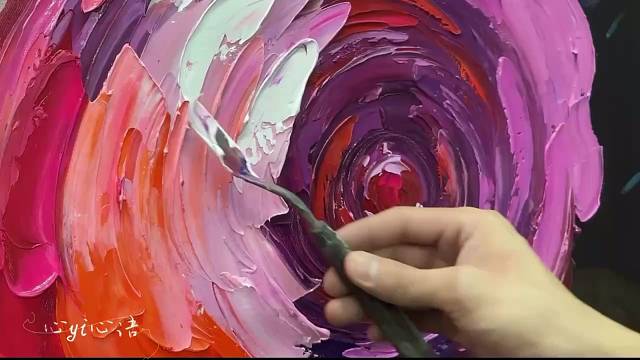 既是美神的化身，又溶进了爱神的血液。