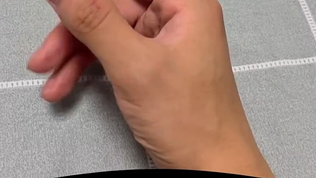 中医常常使用一些具有安神、护肝、调理气血的药物来治疗特发性震颤。例如，黄芪、当归、白芍等具有调理气血