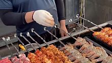 超大串的烤肉真美，大口吃肉的感觉来了