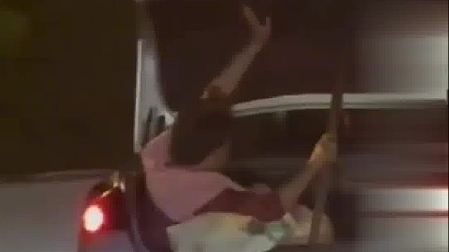 汽车行驶过程中后备箱坐人，拍摄者：拼车满员，后面坐的是司机的老婆