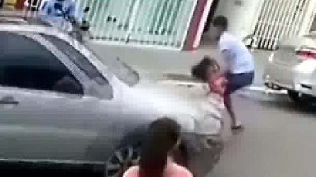 眼看妹妹要被撞，15岁哥哥奋不顾身冲出救回妹妹