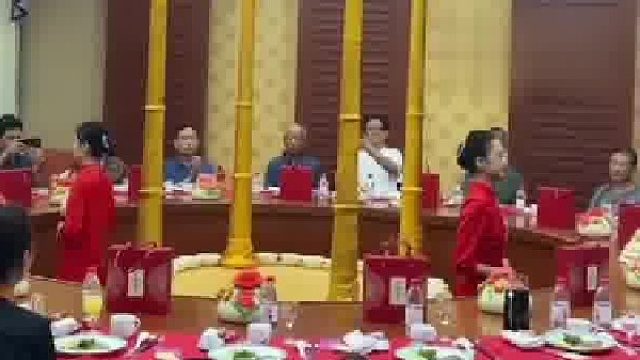 某酒店宴会厅设置升降服务台，服务员缓缓升起送上菜品和祝福。网友_服务员绝对不能是社恐。~1