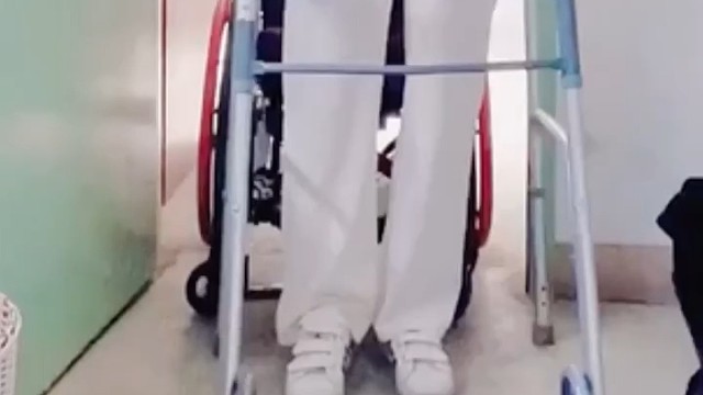 可能发生假性延髓型情绪反应，表现为情绪易变与无故哭笑。吞咽困难造成预后特别差;常见病人在1～3年内死