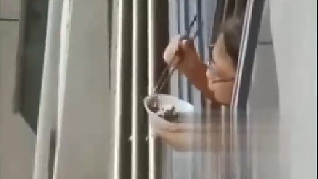 女子趴在高层窗口吃饭，遇到不吃的菜直接往楼下丢去