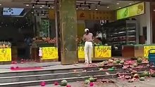 水果店夫妻两吵架，老板娘一直想不开怨砸西瓜