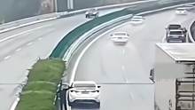 小车高速路发生故障，司机停在快车道上下一幕9车相撞！