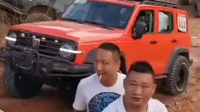 一辆坦克300冲坡失败，碰到其他车辆，还差点压到人